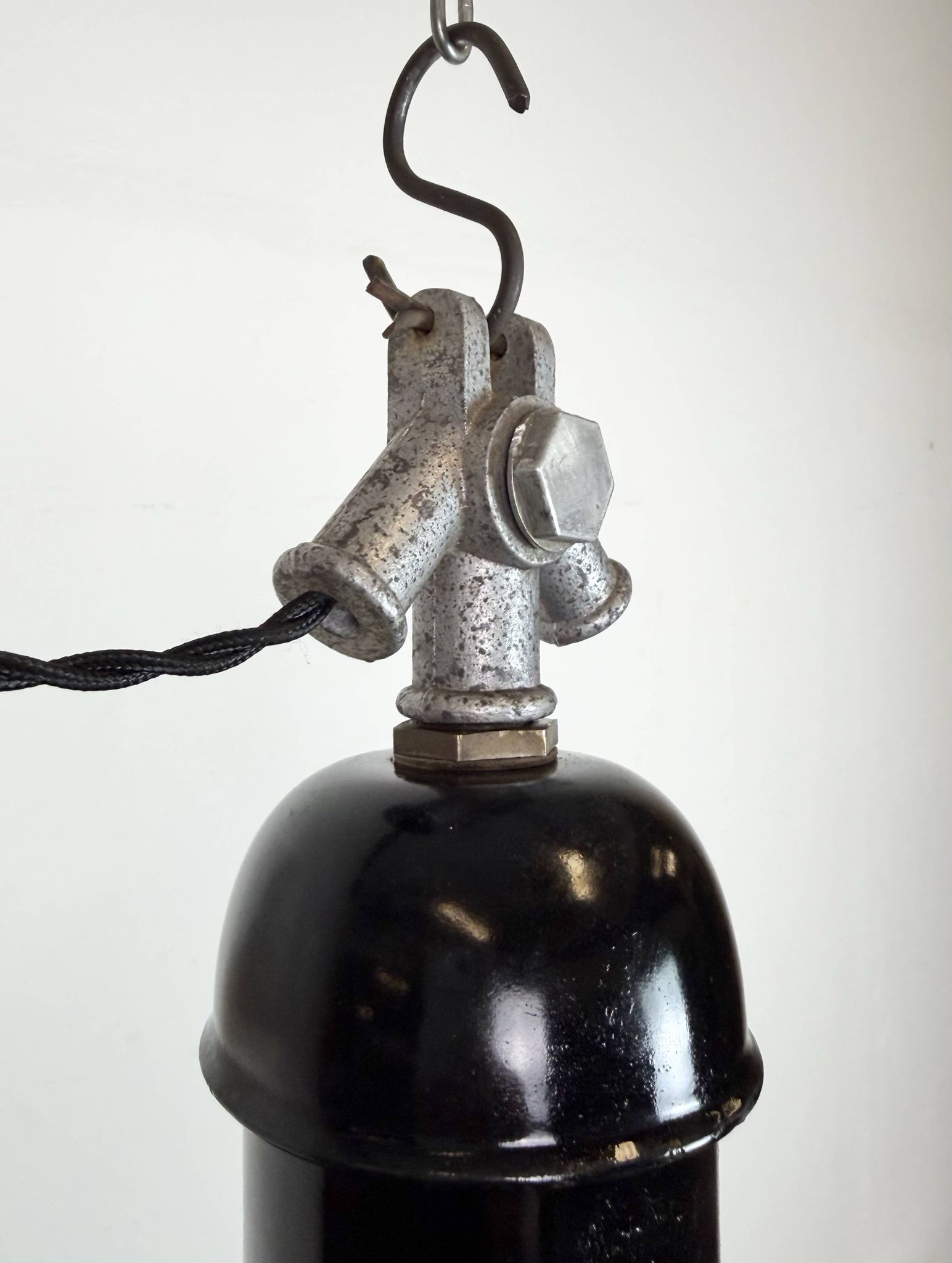 Lampe suspendue industrielle en émail noir de AEG, années 1930