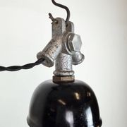 Lampe suspendue industrielle en émail noir de AEG, années 1930