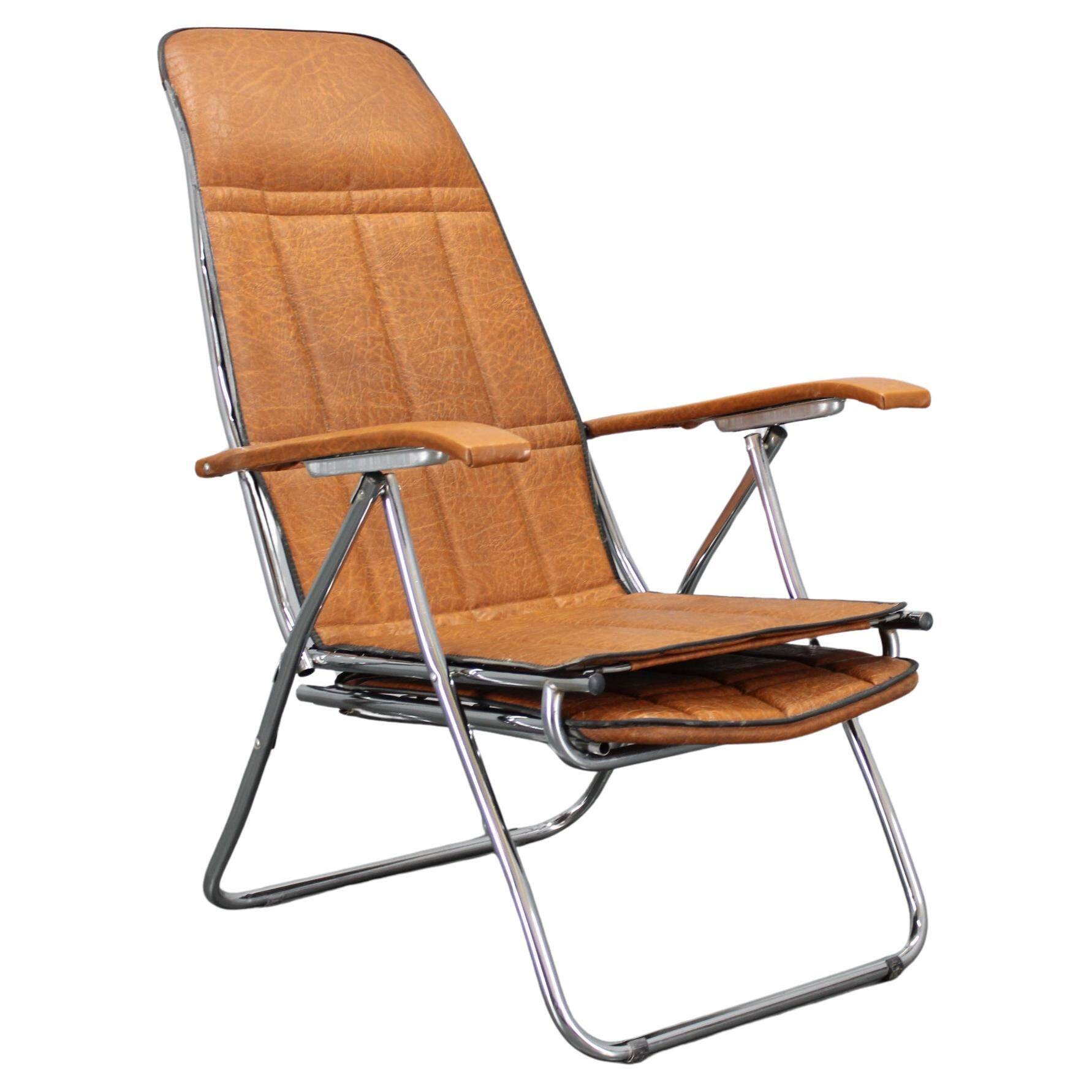 1970s Italian folding lounge chair with leatherette upholstery