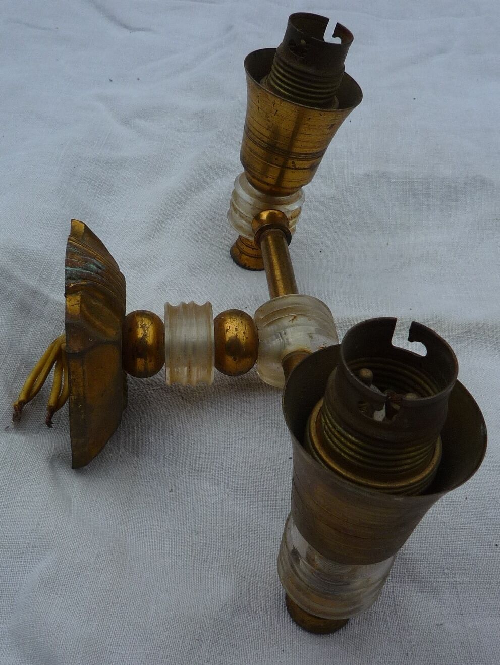 Apply two fires in gold metal and plexiglas 50