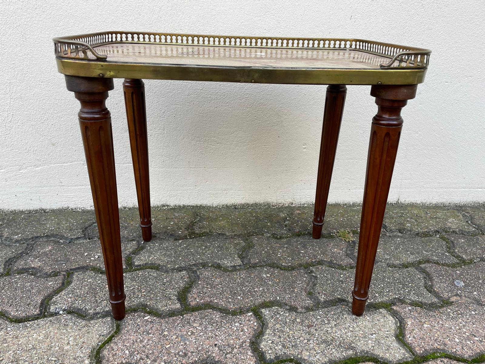 Table or pedestal table hot water bottle