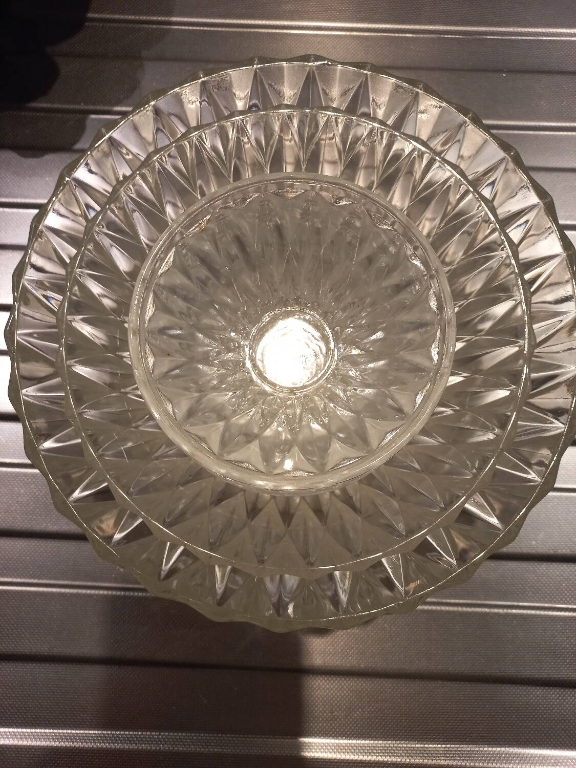 Service 3 salad bowls and Duralex cups