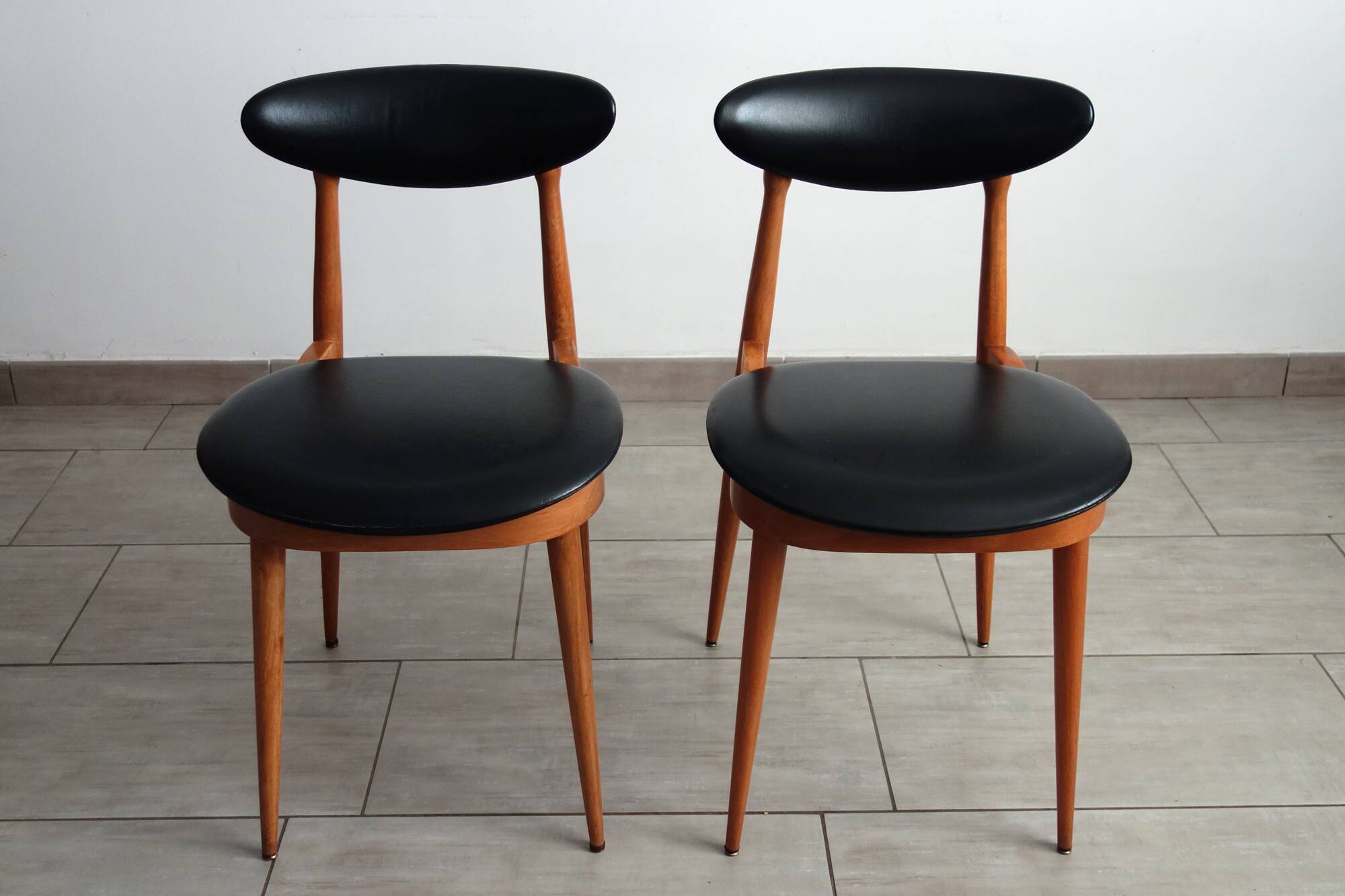 Paire de chaises modèle Licorne de chez Baumann