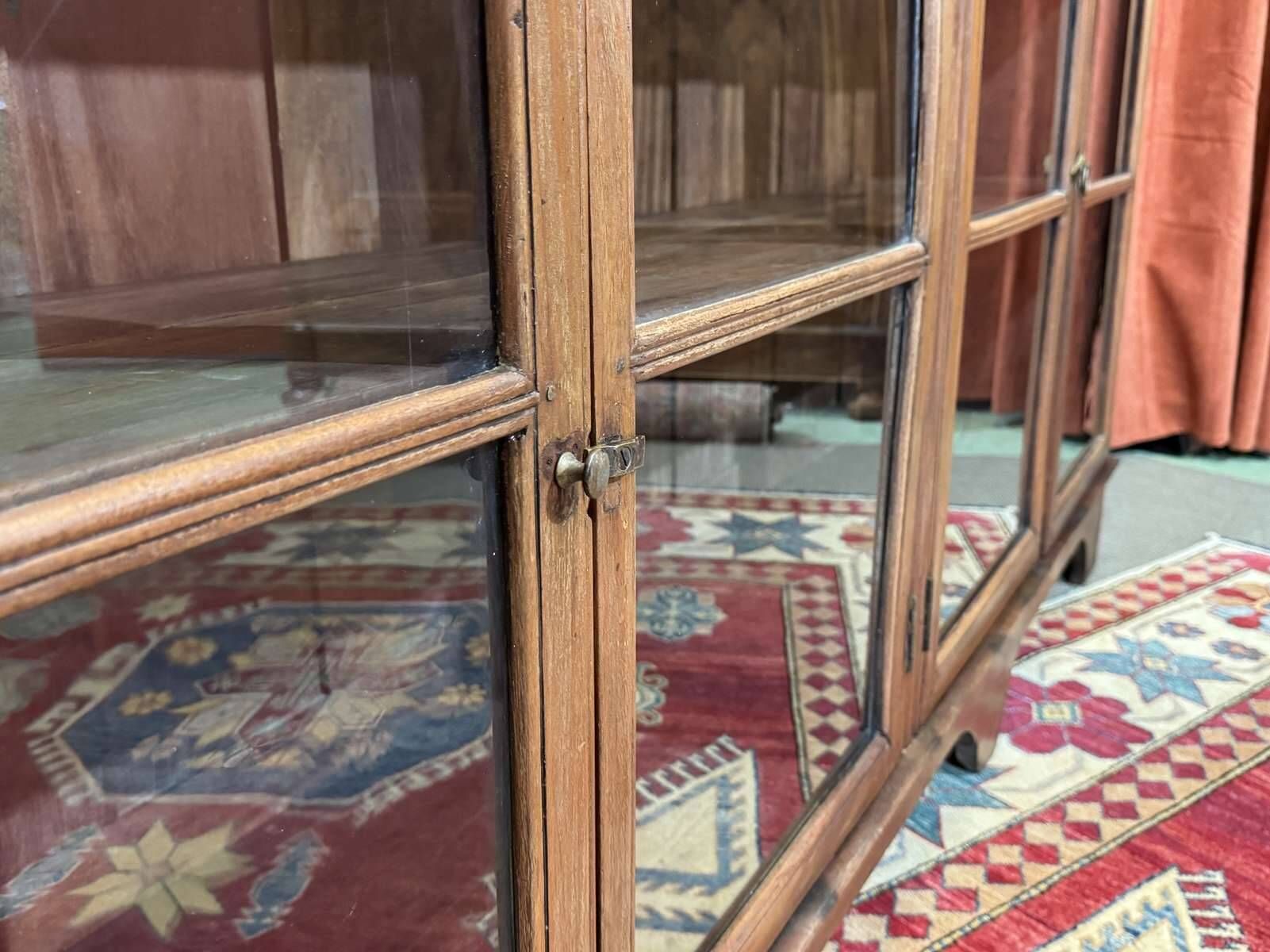 Enfilade with 6 original Indian mahogany doors from the 1950s.