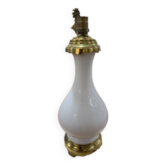 Small opaline accent lamp