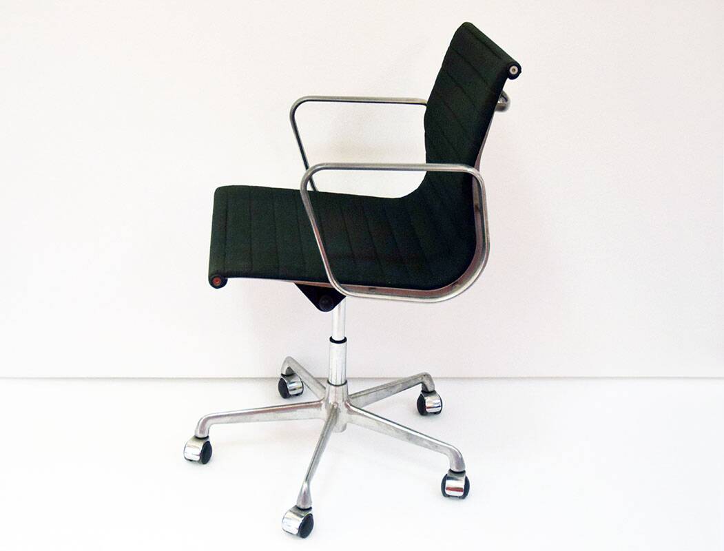 Chaise de bureau Charles & Ray Eames mod. EA117 production ICF, années 1970