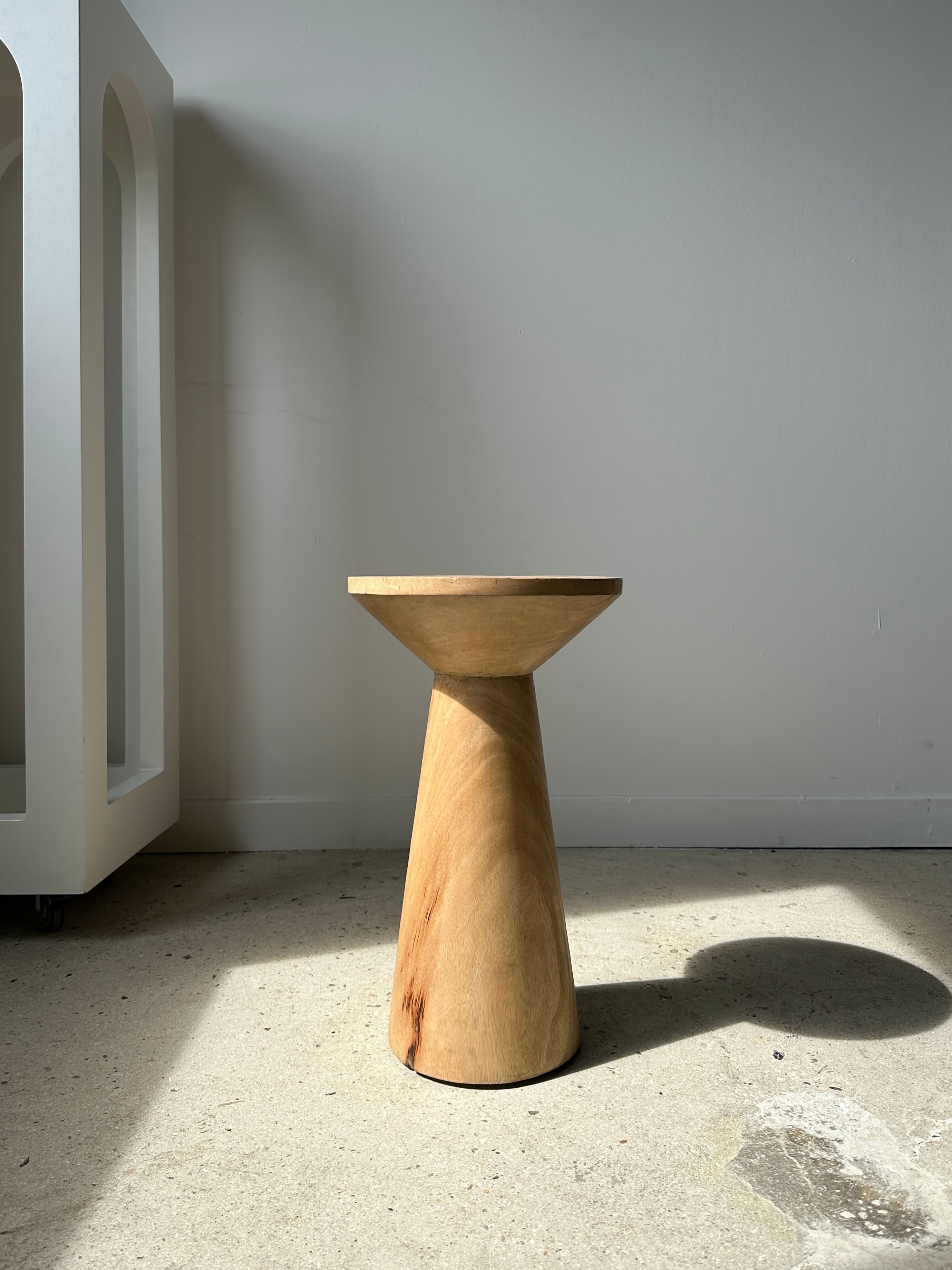 Side table, end of sofa in natural mango monoxyl conical tray H:50cm
