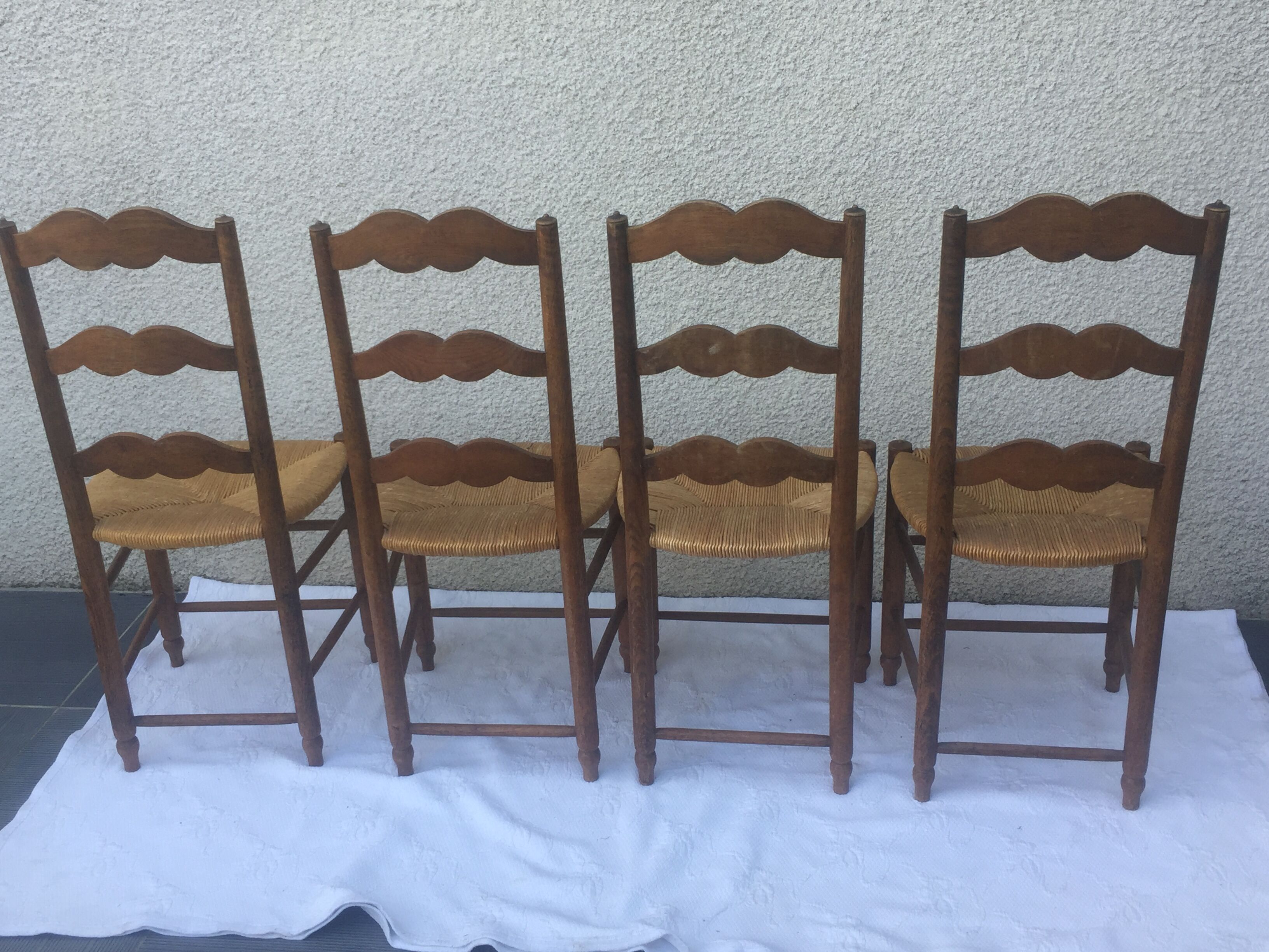 4 mulched country chairs