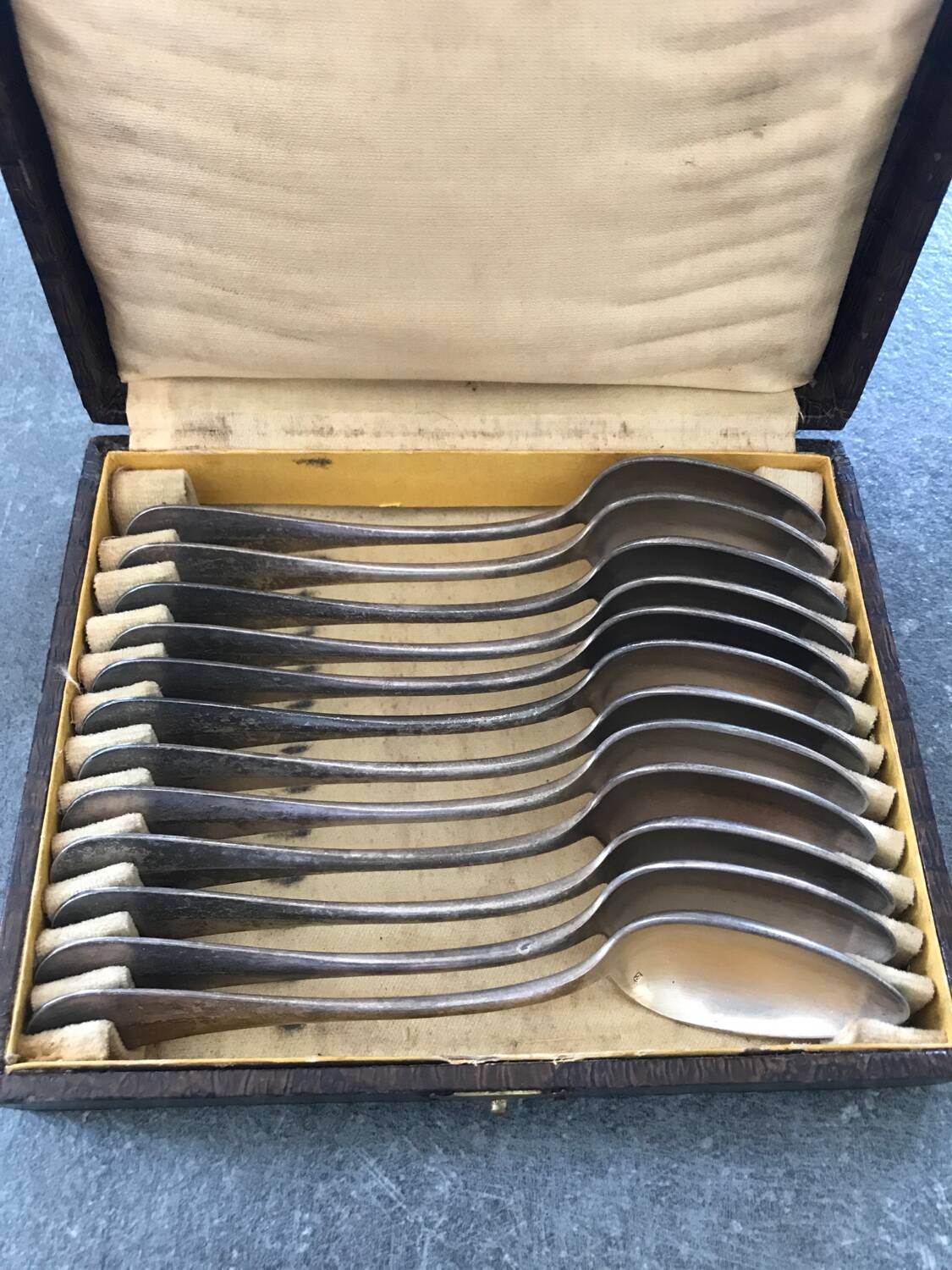 Series of 12 teaspoons in silver metal