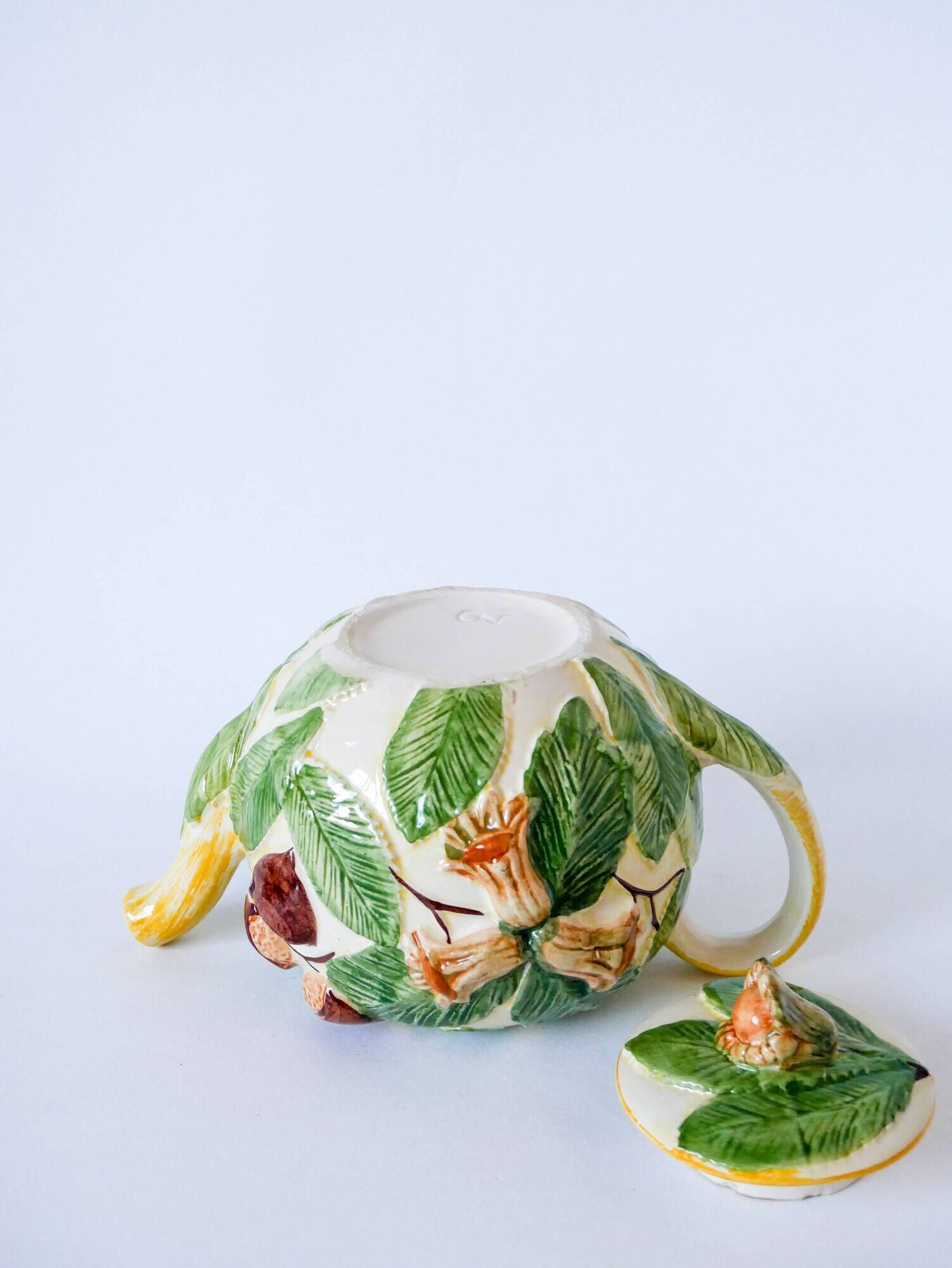Tea service consisting of a teapot, a milk jug and a numbered hazelnut slip sugar bowl