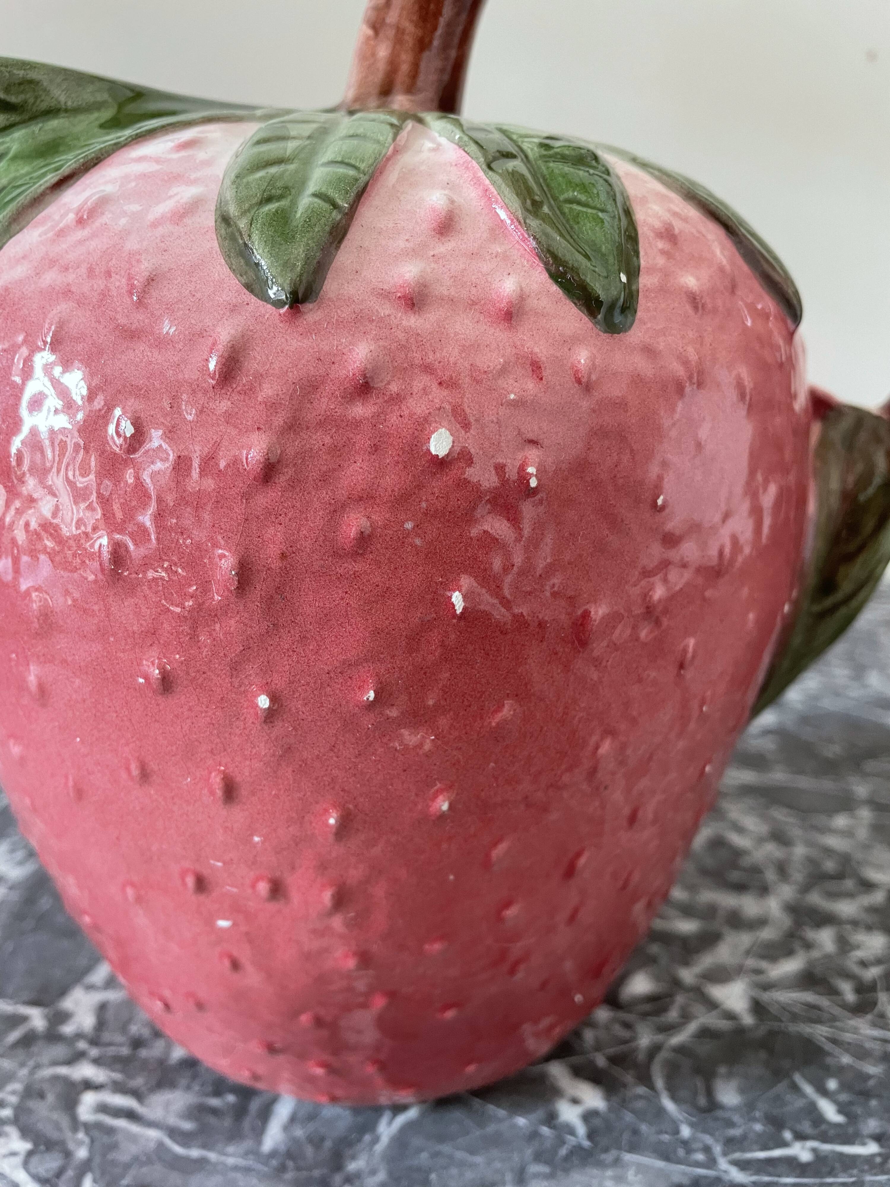 Strawberry-shaped slurry pitcher