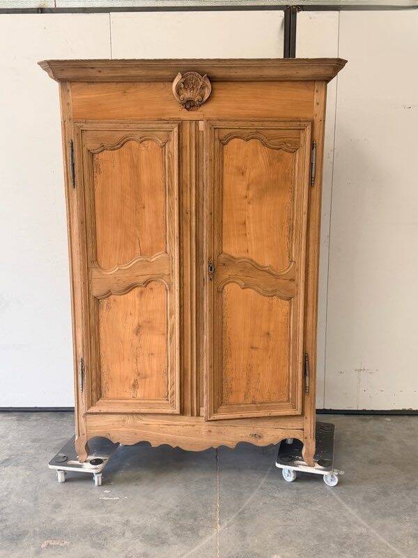 Handcrafted raw wood wardrobe (aeroground)