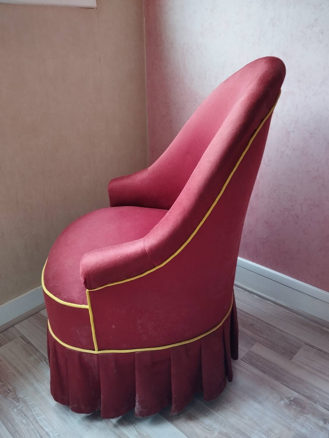 Bedroom armchair called toad