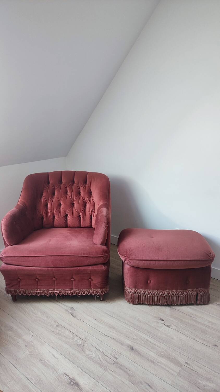 Fauteuil velours vieux rose et son repose pied