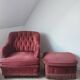 Fauteuil velours vieux rose et son repose pied