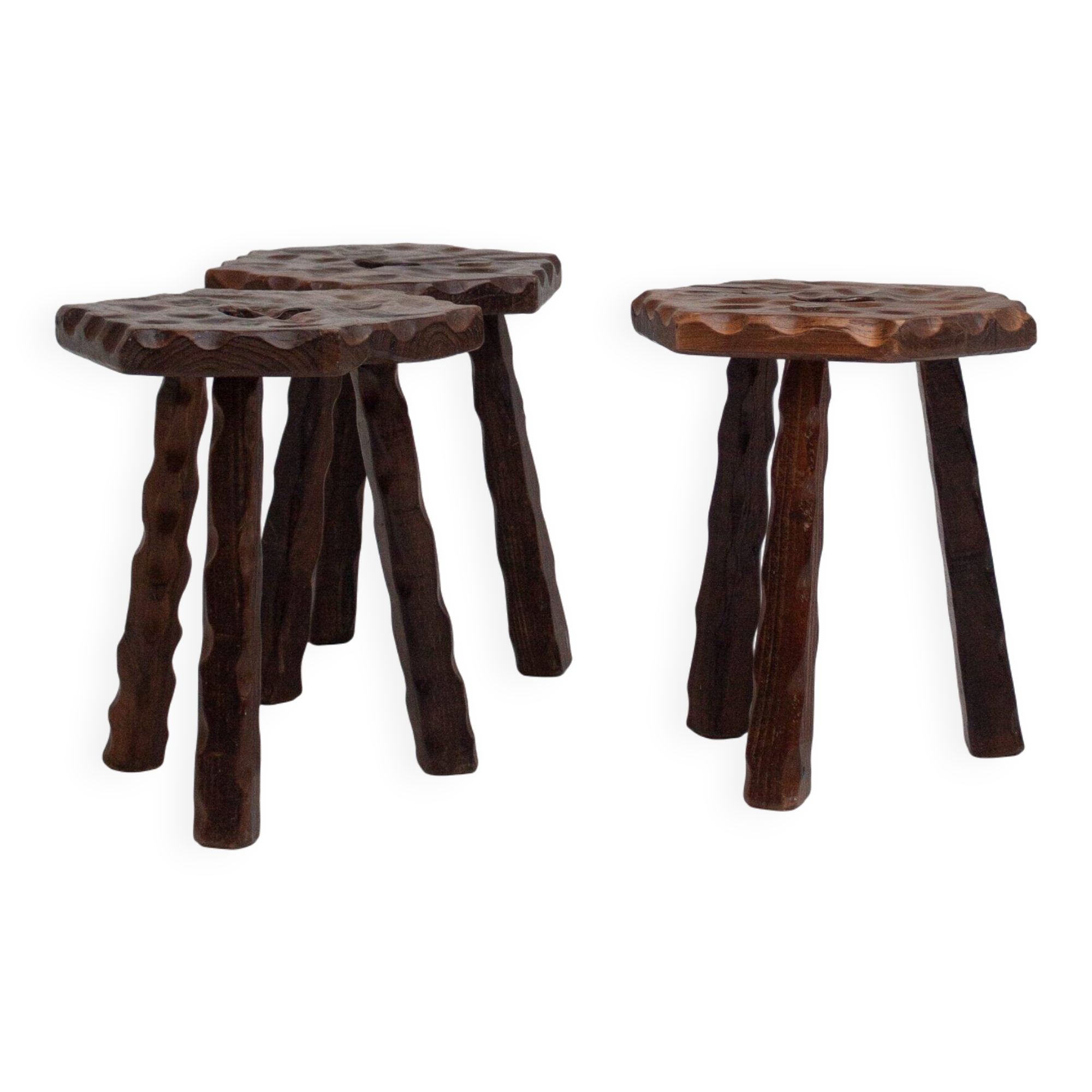 Ensemble de trois tabourets en bois sculptés à la main.