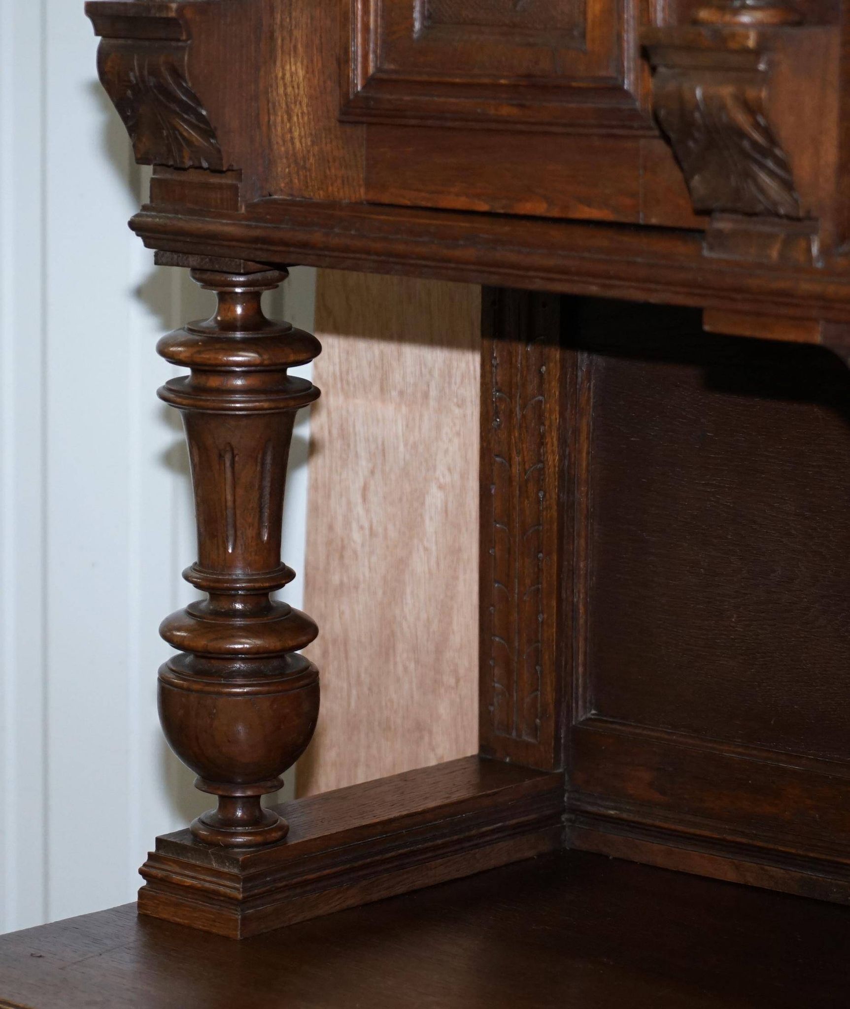Armoire Néerlandaise Sculptée en Chêne Massif Début XIXe Siècle