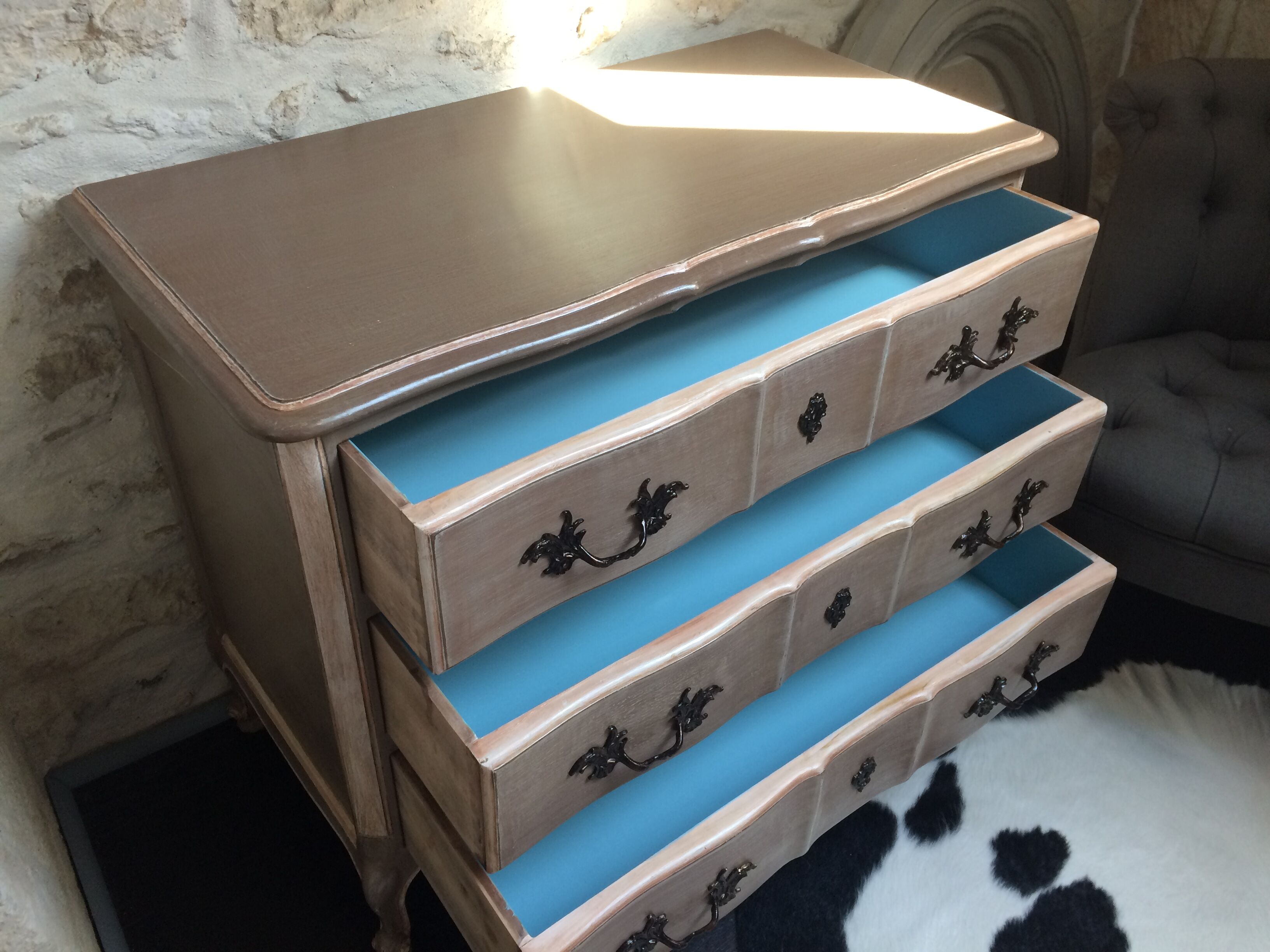 Chest of drawers patina crossbow