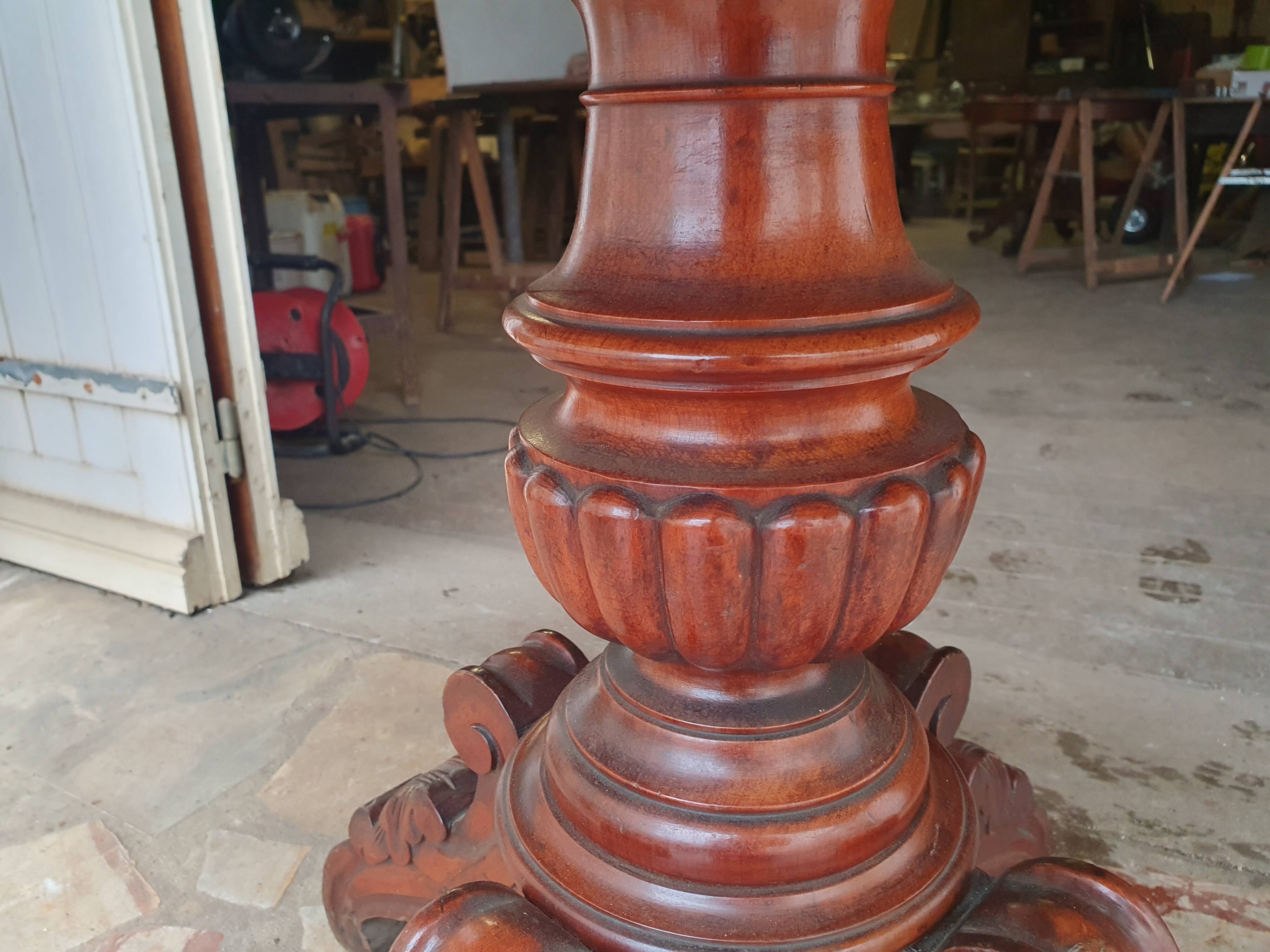 Mahogany violin pedestal table, 19th century
