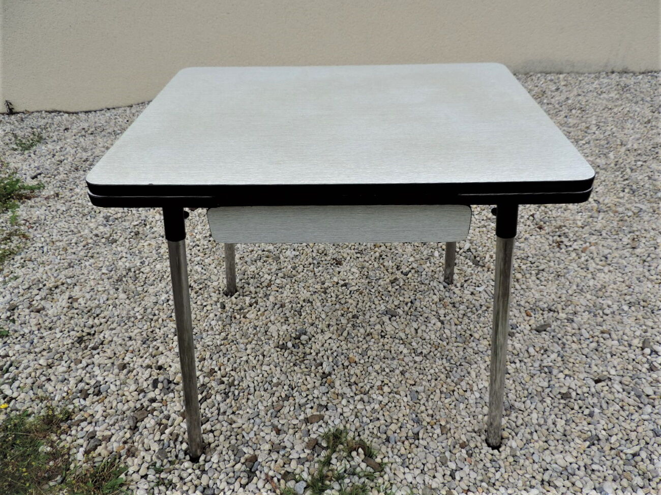 kitchen table in formica