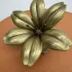 Fleur cendrier laiton massif années 60