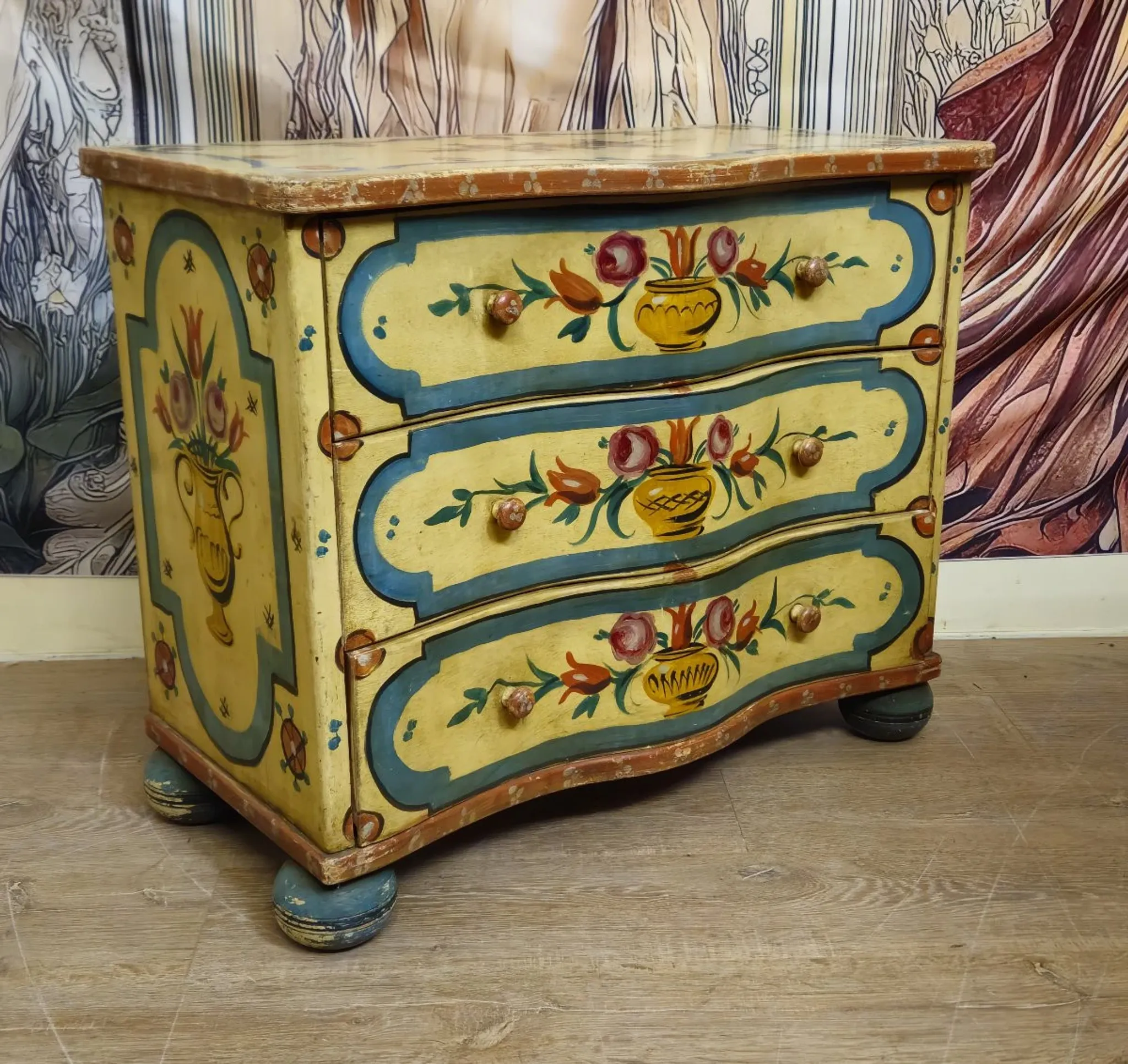 Painted commode, curved in Venetian Louis XV style – 20th century.
