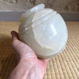 Vase boule en albâtre