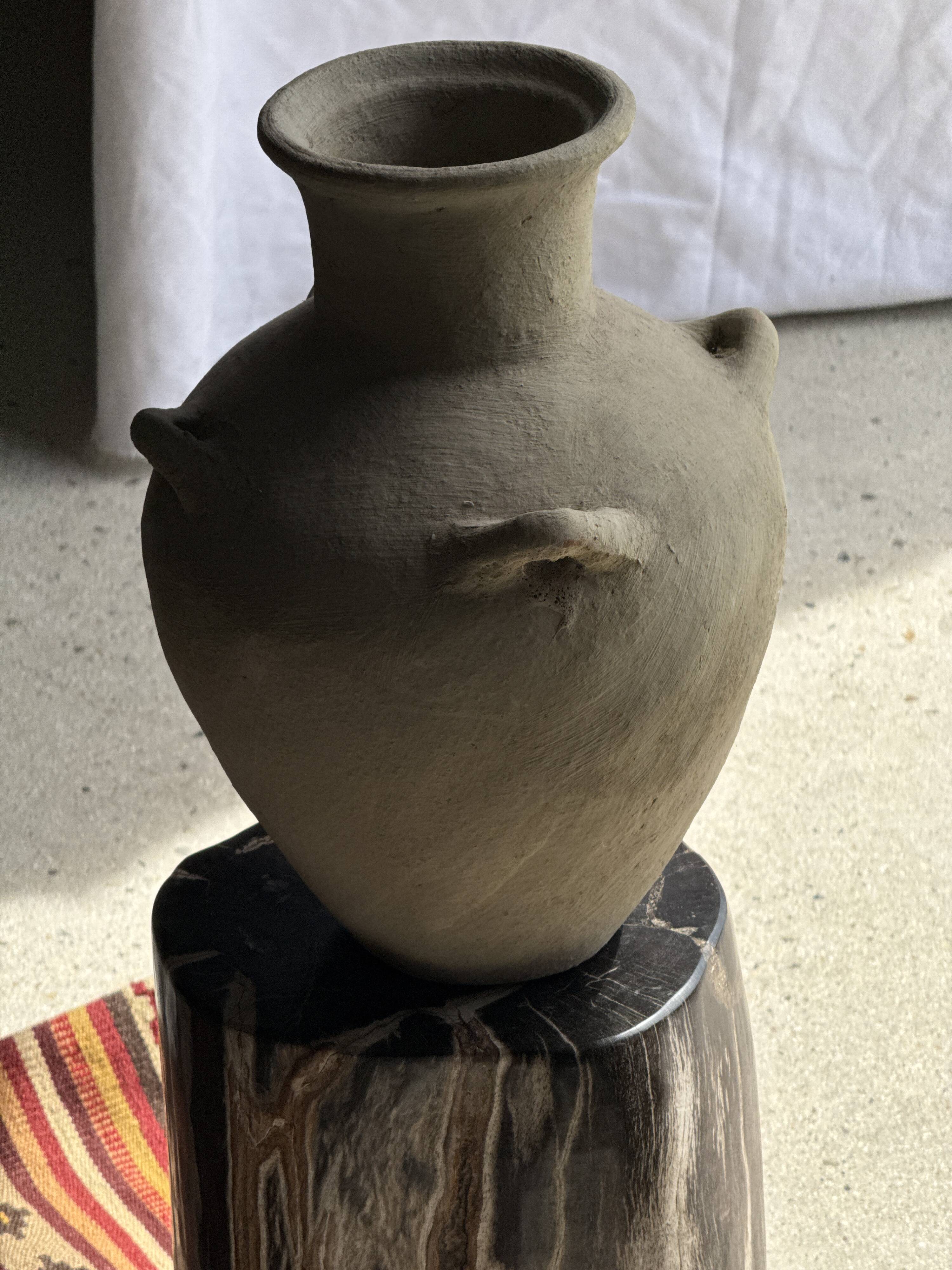 Table d'appoint en bois pétrifié noir