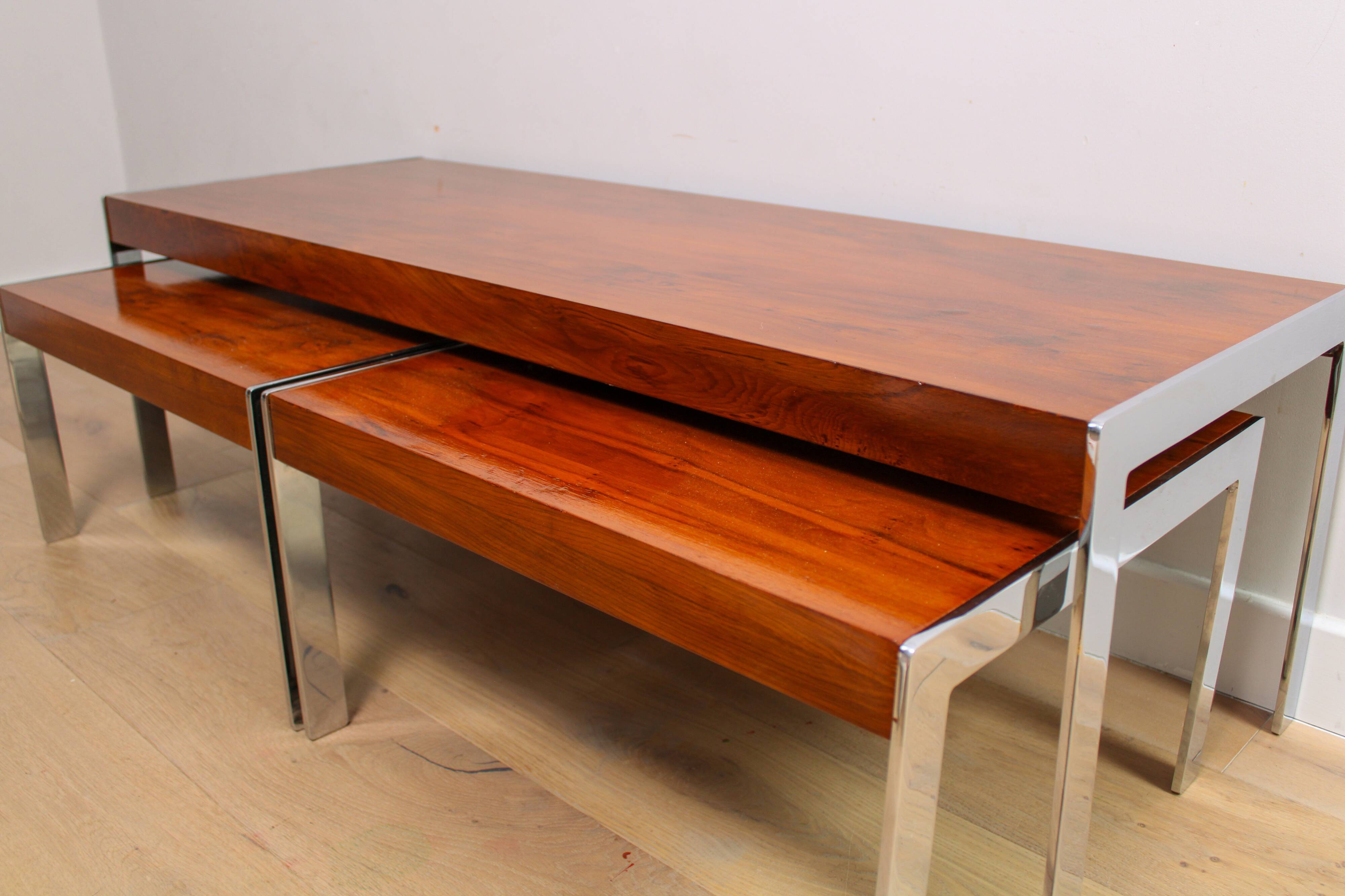 Un ensemble de tables de café gigognes vintage de milieu de siècle de Merrow Associates - If.