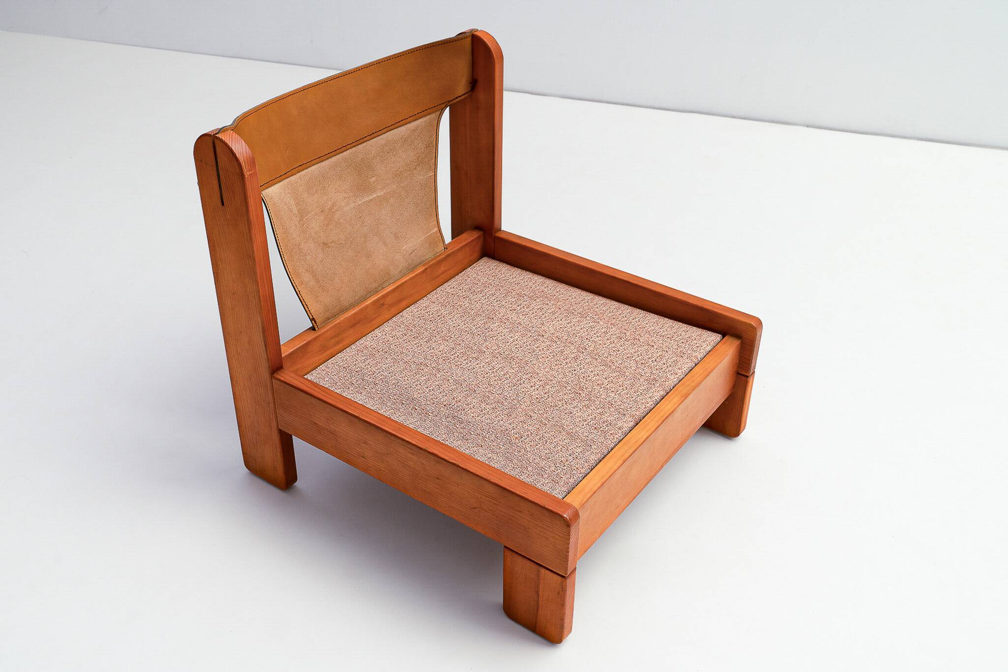 Low armchair in pine wood with bronze fabric