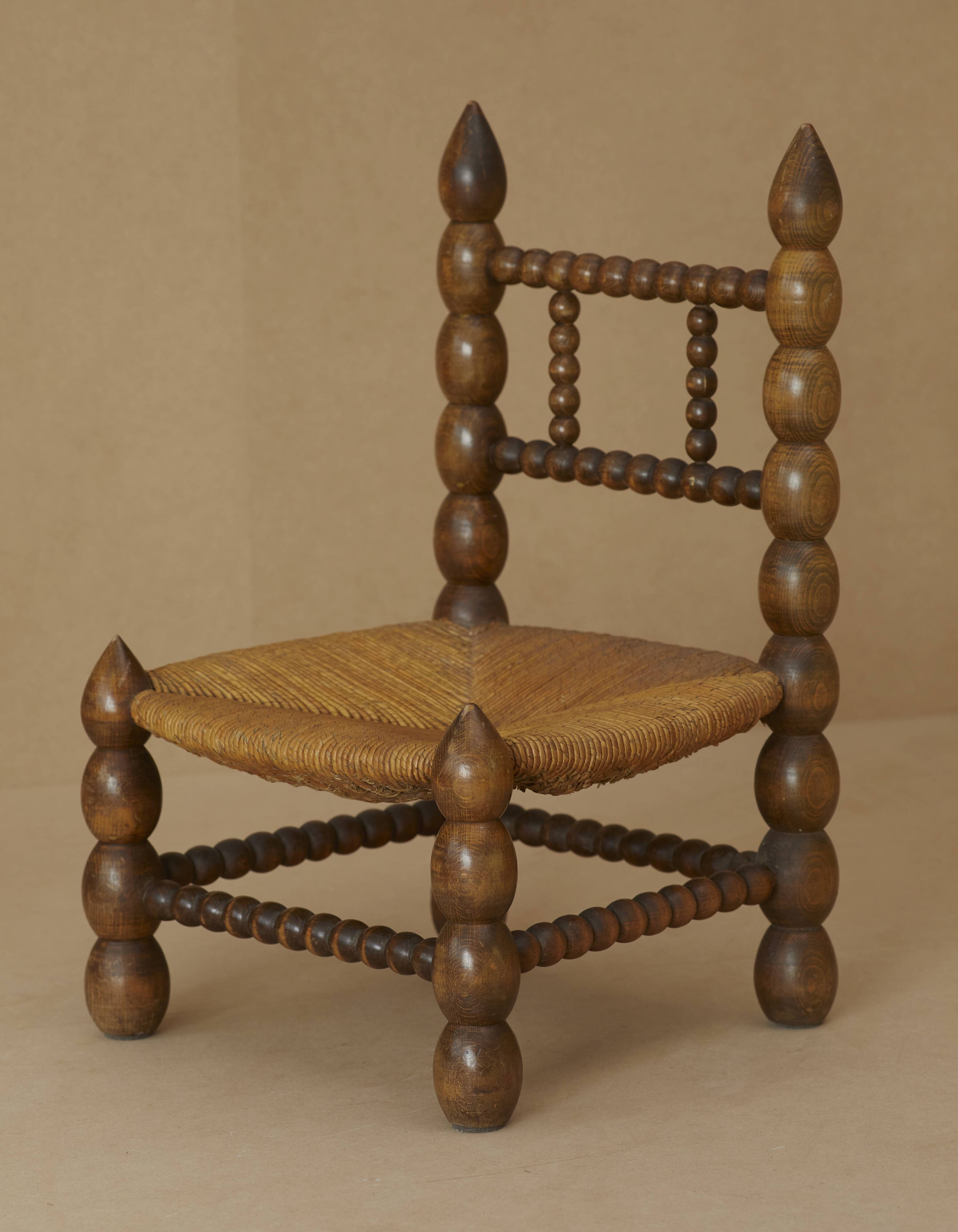 Chaise basse en bois (chêne) et paille circa 1950