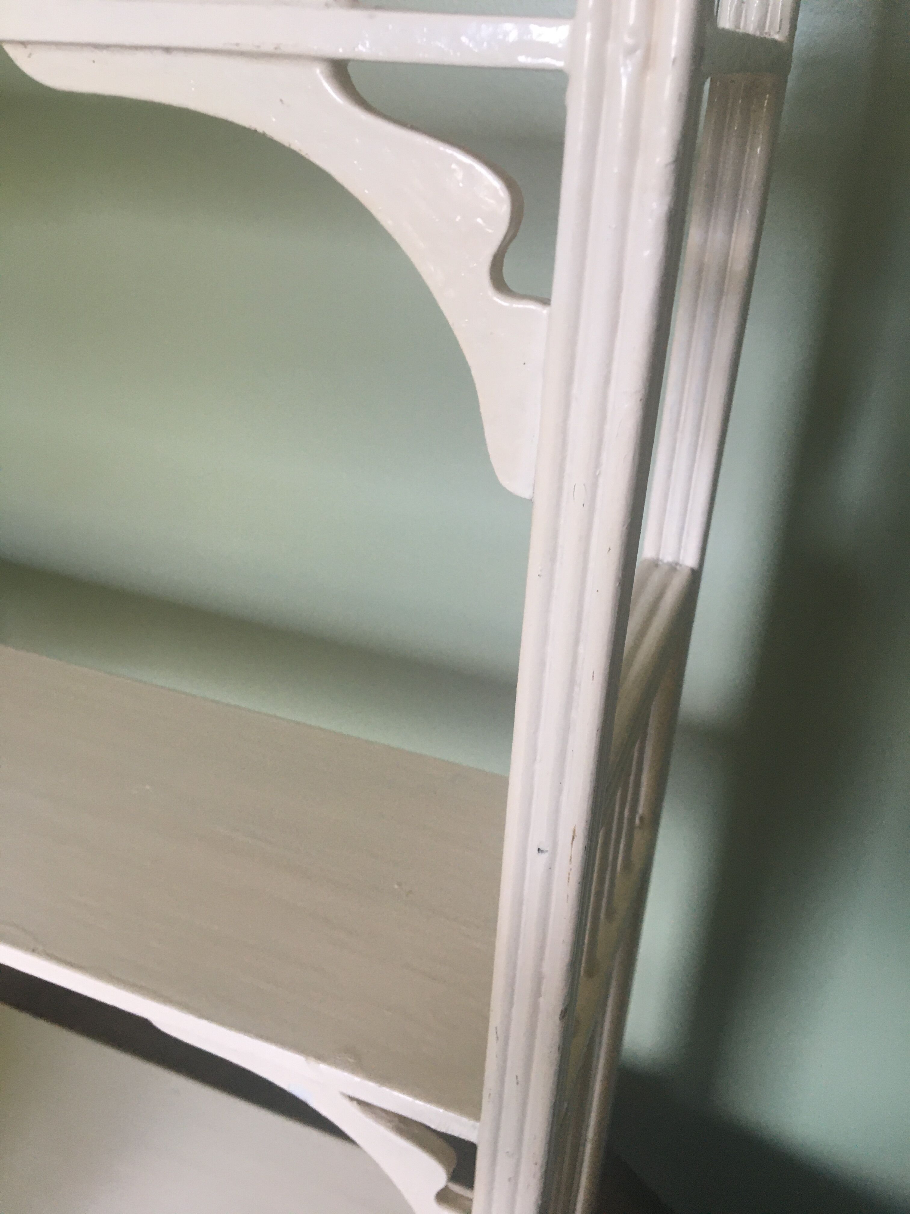 Wall-mounted shelf cabinet to hang