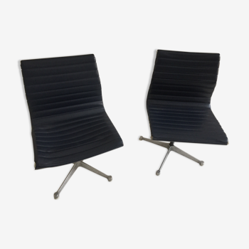 Lot de 2 chaise de bureau Herman Miller modèle EA 105 par Charles & Ray Eames