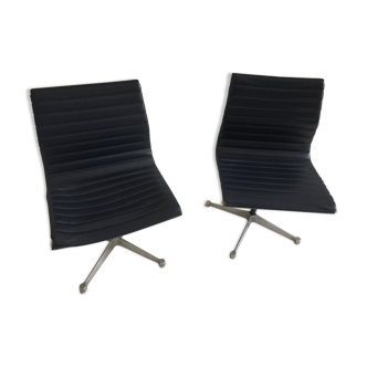 Lot de 2 chaise de bureau Herman Miller modèle EA 105 par Charles & Ray Eames