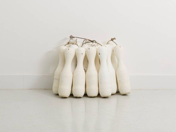 15 quilles de bowling d'époque sur cordelettes de relevage en nylon