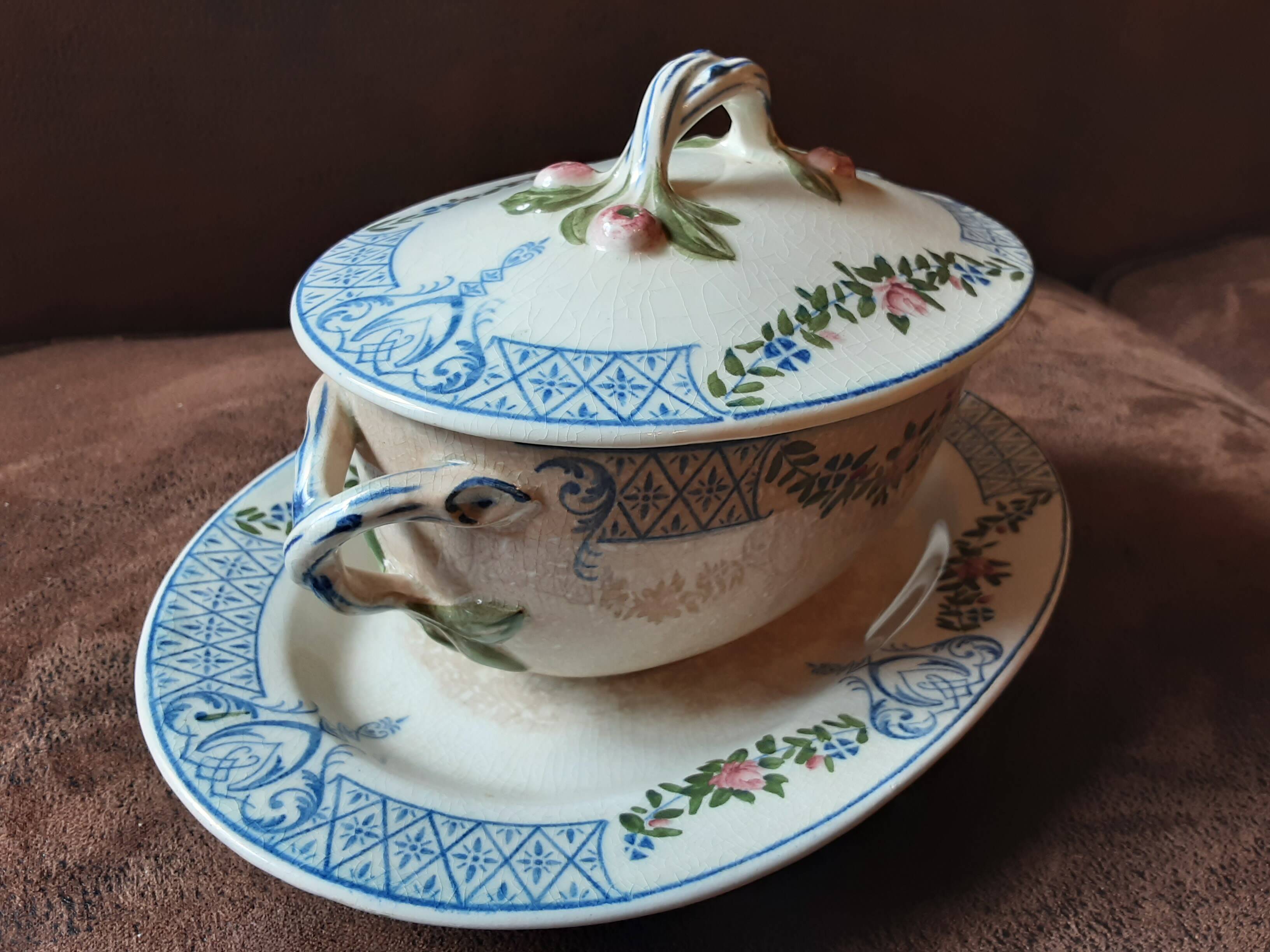 Old Tournay sauce boat. Creil and Montereau