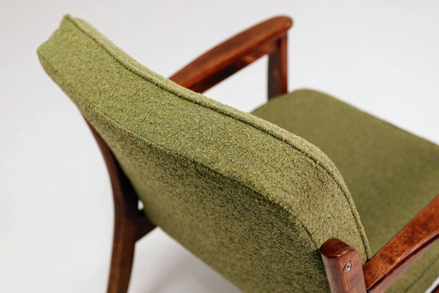 Fauteuil rétro en tissu boucle vert, forme ergonomique