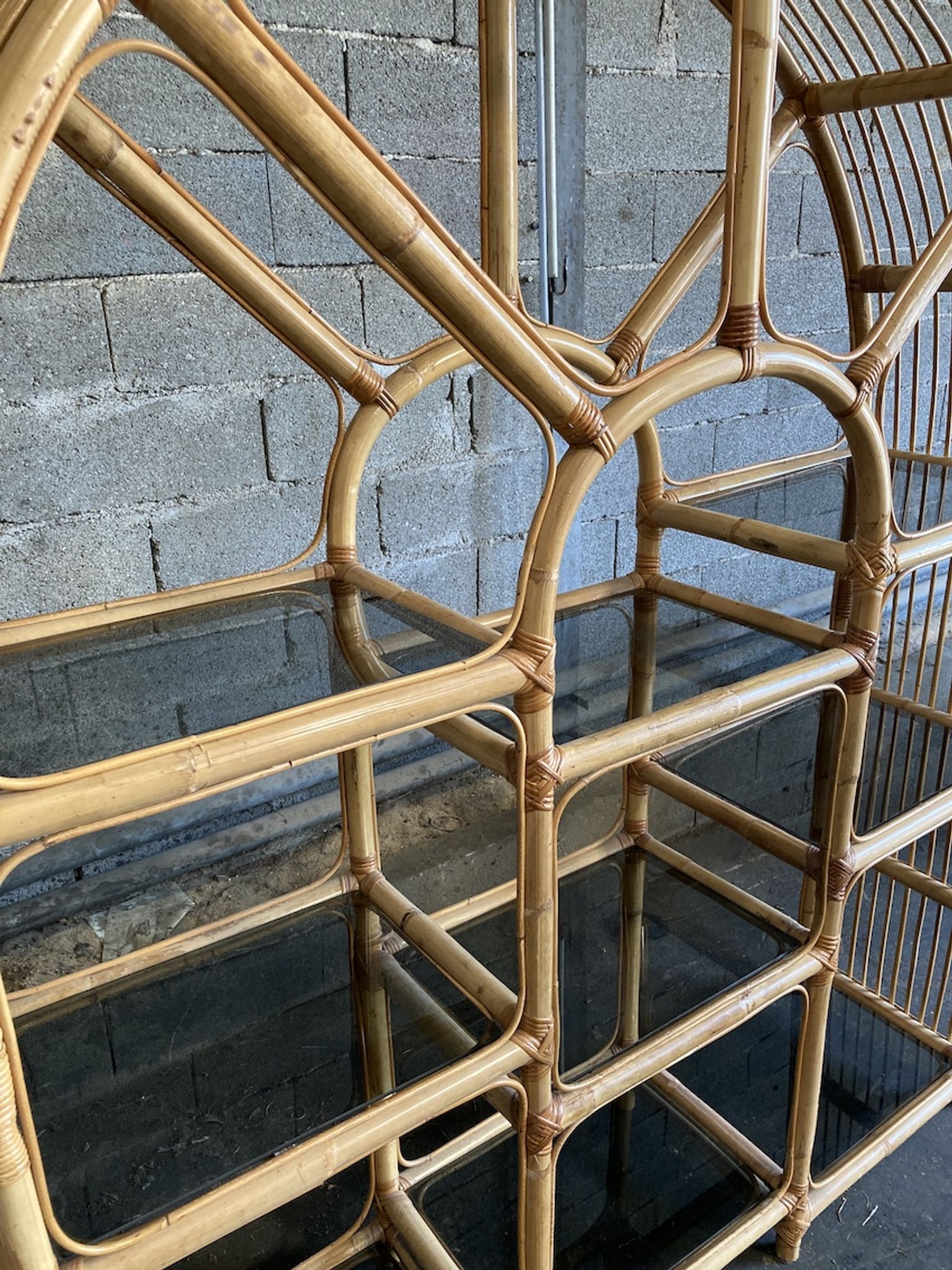 Etagère en rotin à 9 plateaux en verre
