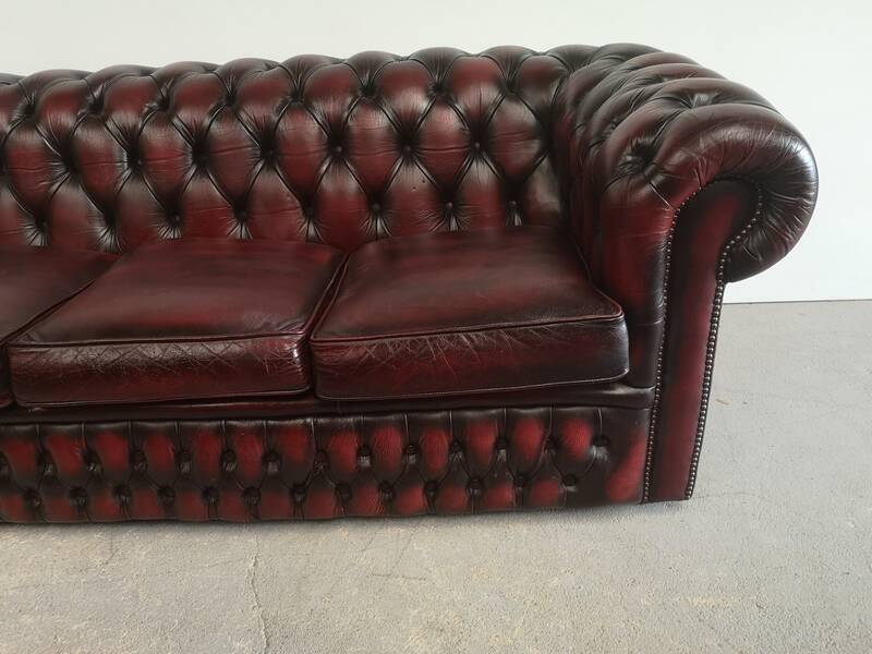 Three-seater chesterfield burgundy leather sofa