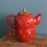 Théière et tasse en forme de fraise