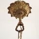 Chandelier en bronze à 3 lumières de style baroque vintage français avec des détails floraux.