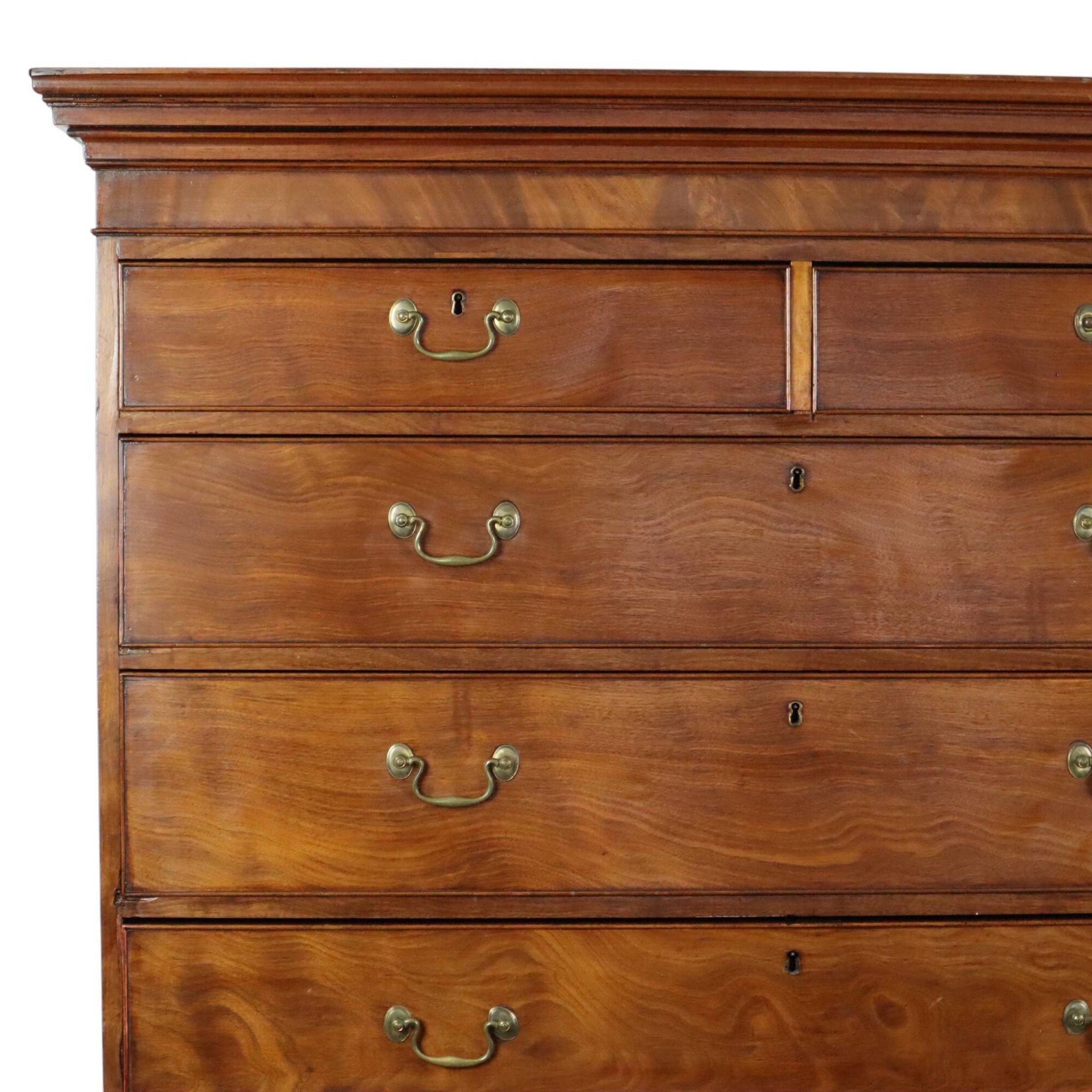 Antique mahogany commode, George III style, 19th century.