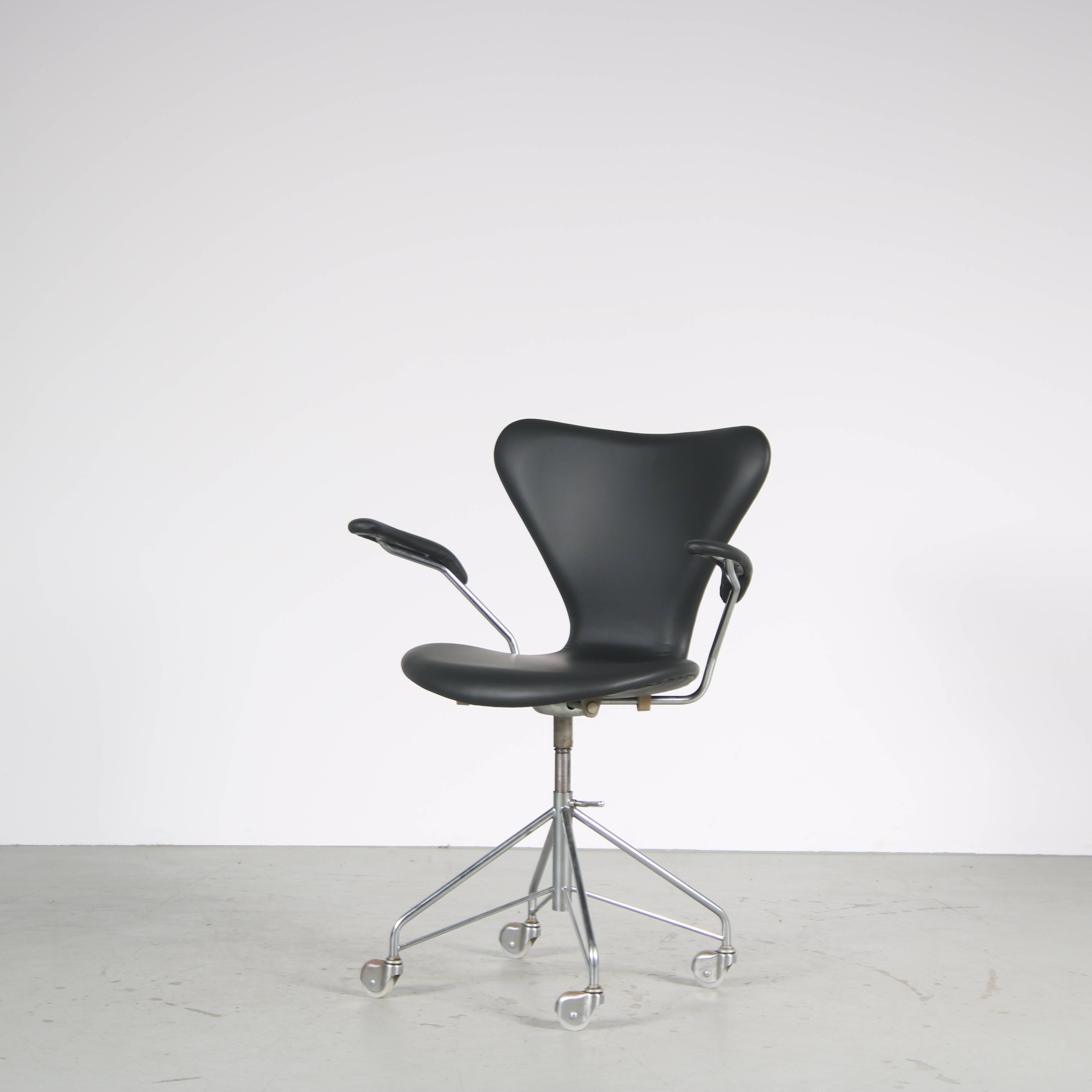 1950s “3217” Swivel desk chair by Arne Jacobsen for Fritz Hansen, Denmark