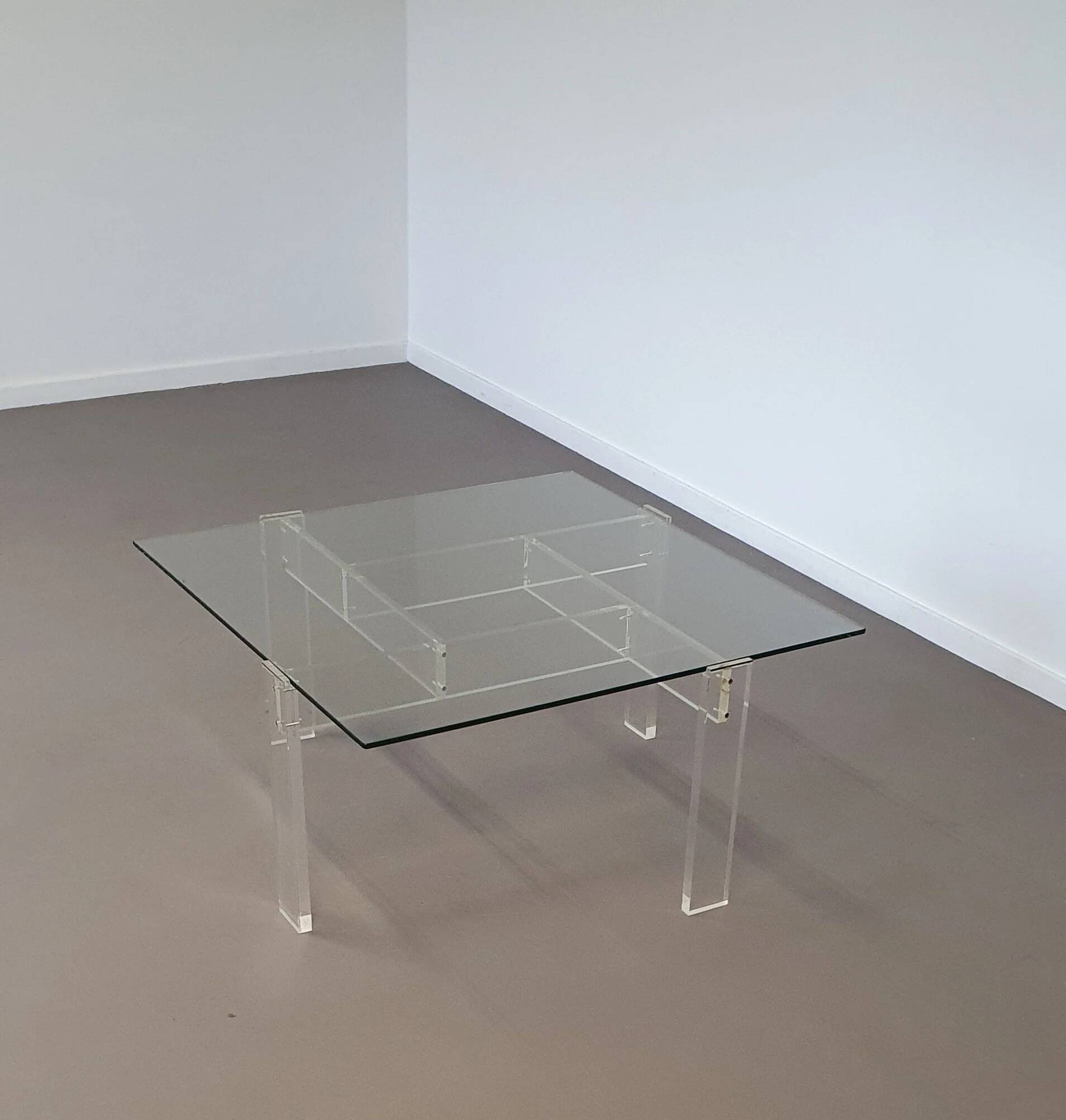 Table basse vintage de Swart. En verre acrylique avec plateau en verre.