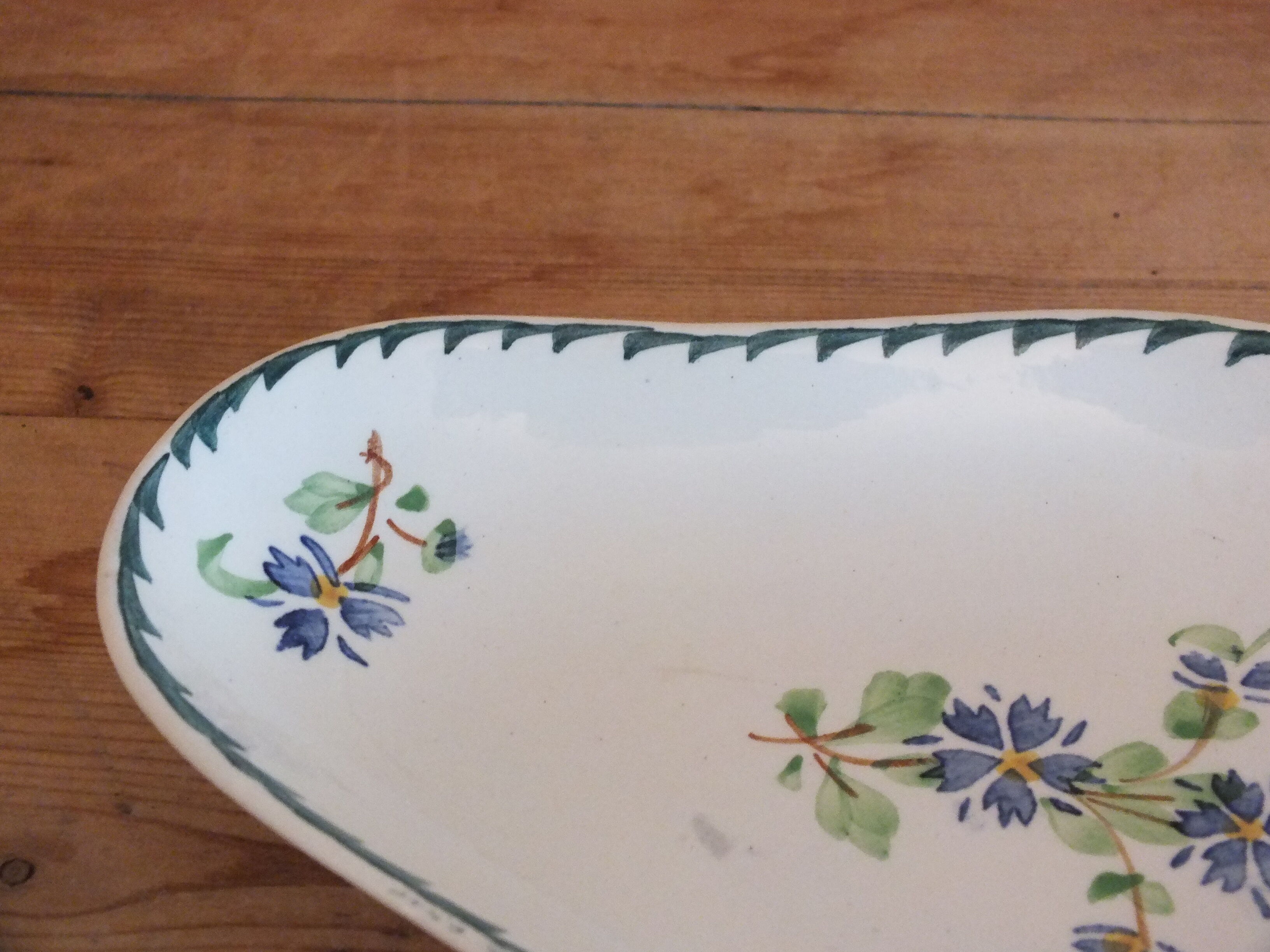 Ravier in Iron Earth blueberry décor