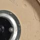 Table et chaises de bistrot parisien .