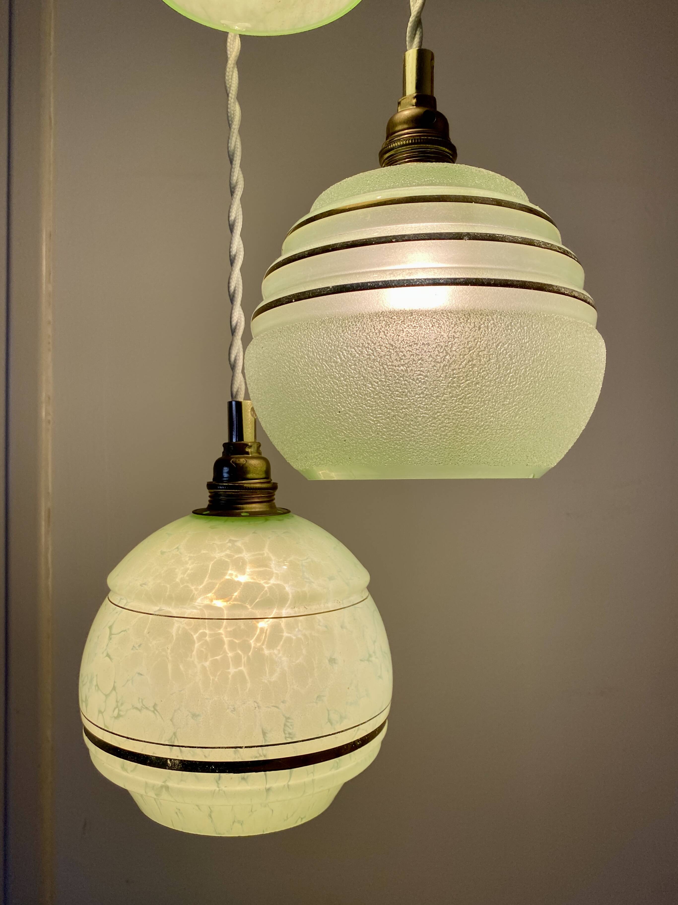 Suspension triple globes vintage art déco en verre vert et doré