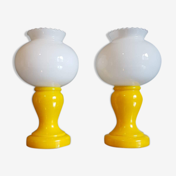 Paire de lampes vintage en verre opaline blanches et jaunes