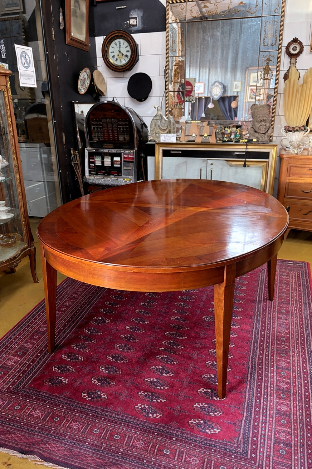 Extendable dining table in cherry wood