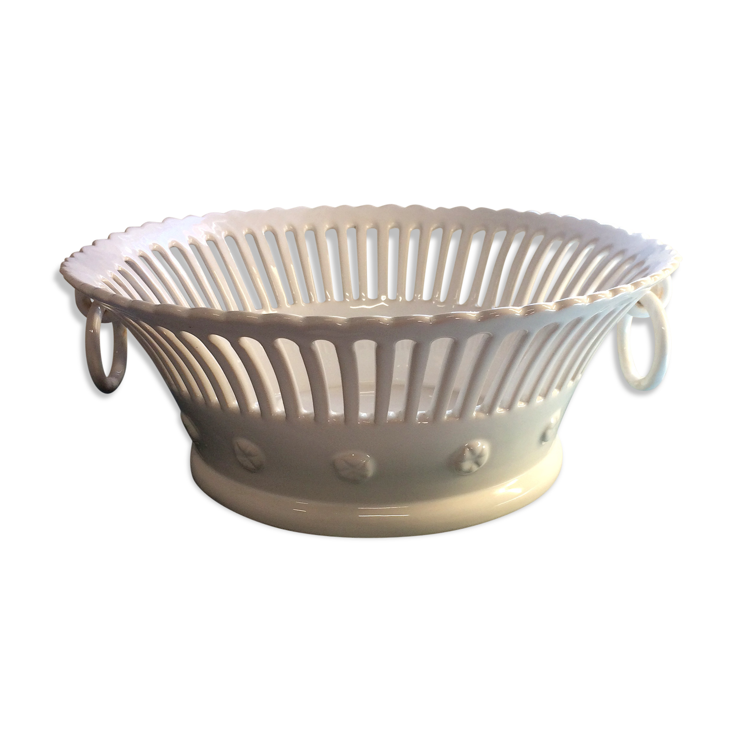 White earthenware fruit cut